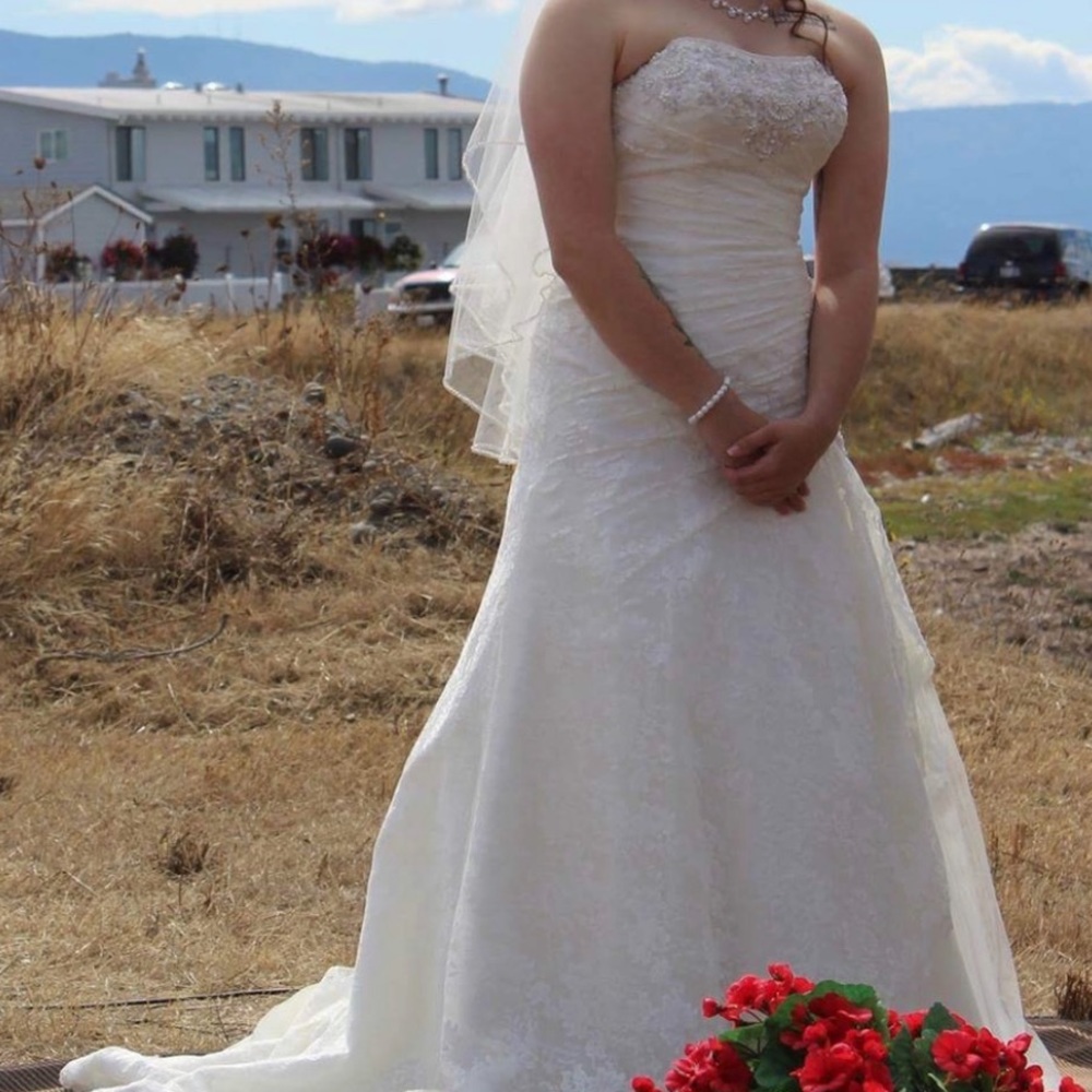 Davids bridal size 8 wedding dress with corset back